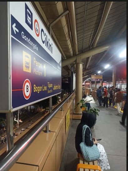 Senja di Stasiun Cikini